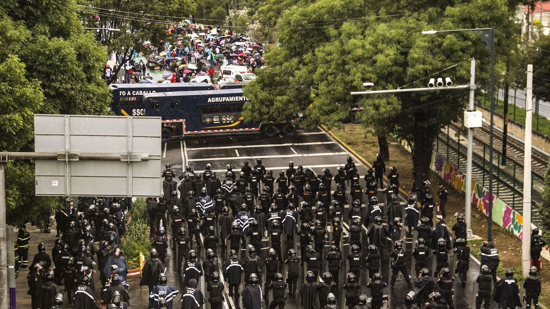 Docentes de la CNTE Realizan Nueva Jornada de Protestas Rumbo a Estadio de Partido Uzbekistán-Colombia