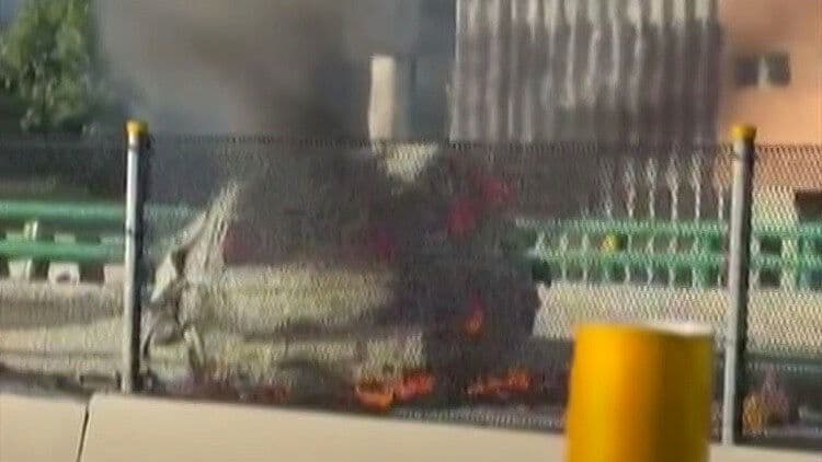 Momento de Incendio de Vehículo en Segundo Piso de Periférico