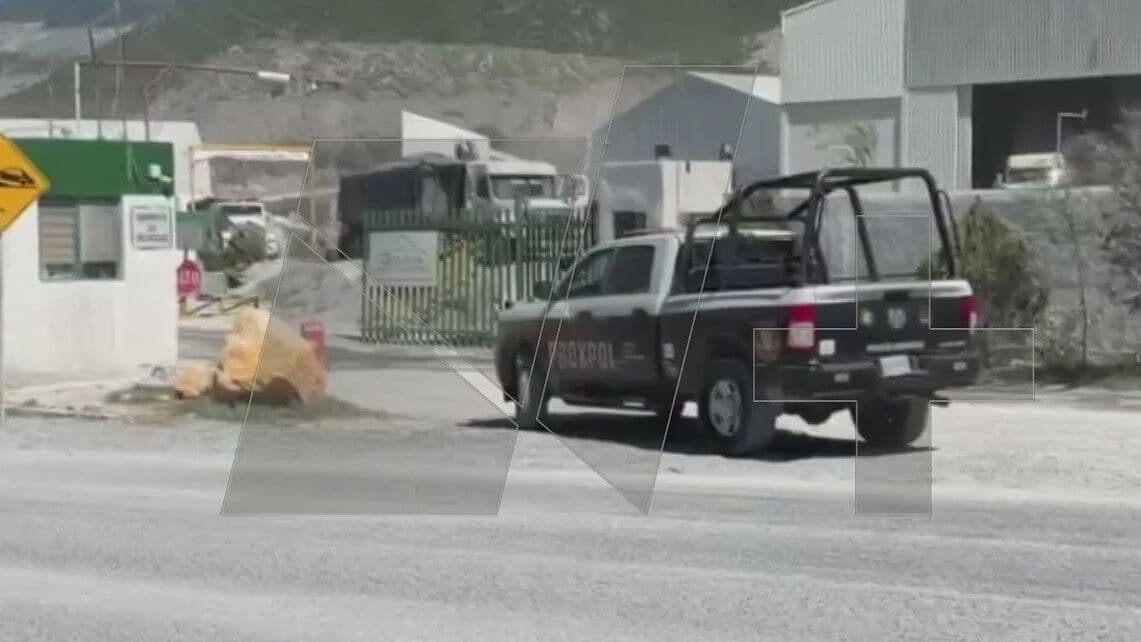 Queda Atrapada Persona en Derrumbe en Pedrera de Escobedo