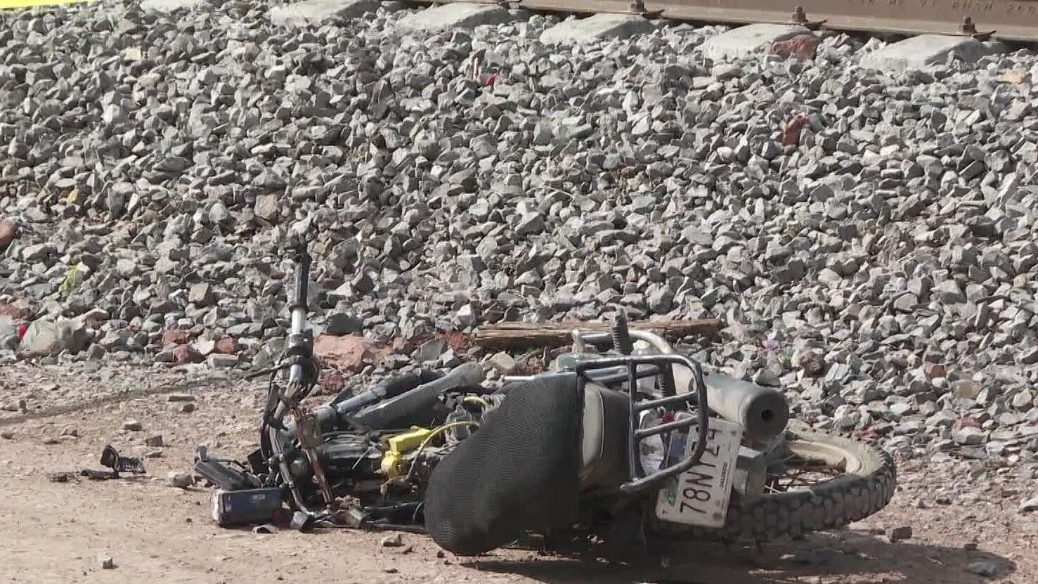 Muere Motociclista en El Salto; Intentó Ganarle el Paso al Tren