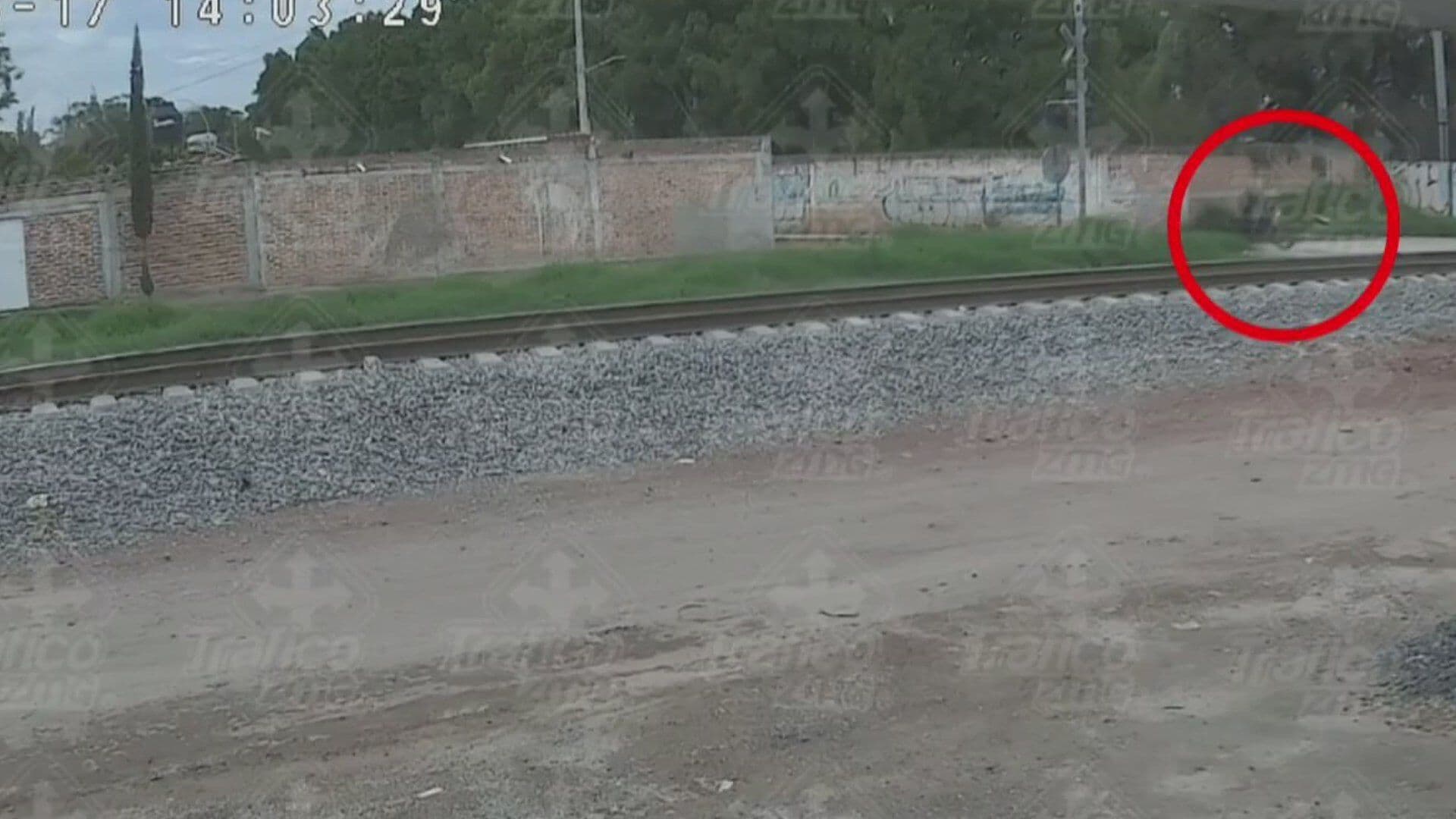 Momento Exacto de Accidente donde Muere Motociclista al Ser Embestido por Tren de Carga, Jalisco