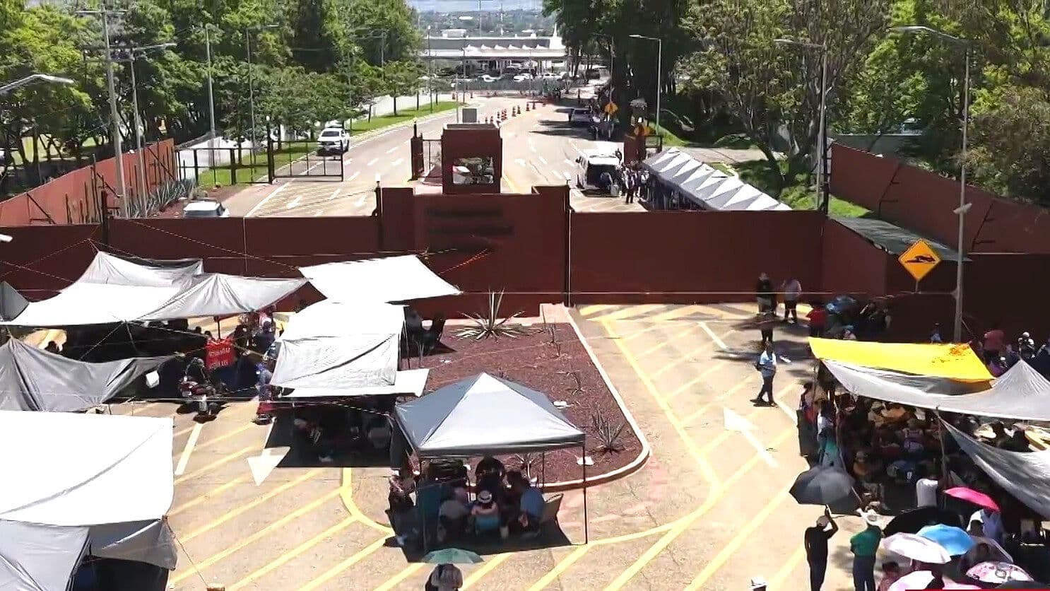 CNTE Bloquea Accesos al Aeropuerto de Oaxaca; Restringen el Ingreso de Pasajeros