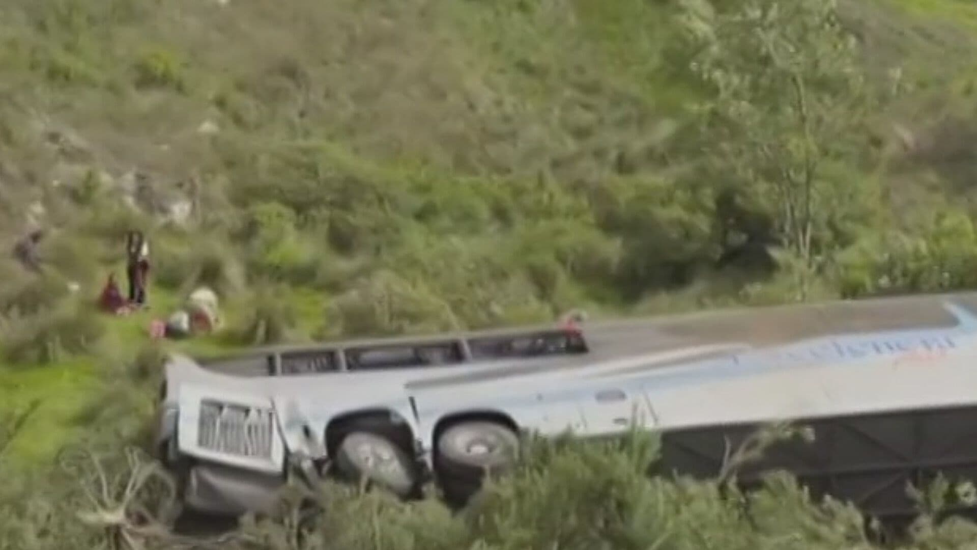Vuelca Autobús de Pasajeros en Autopista Toluca-Zitácuaro, Estado de México