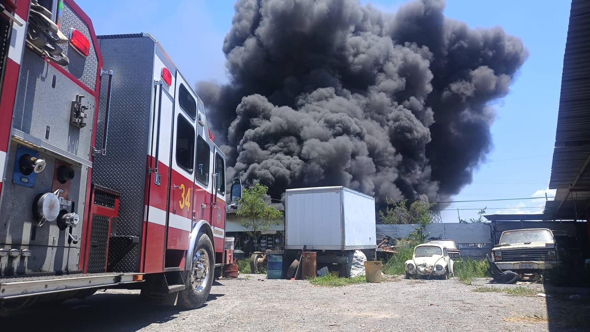 Movilización por Incendio e Intensa Columna de Humo en Escobedo, Nuevo León