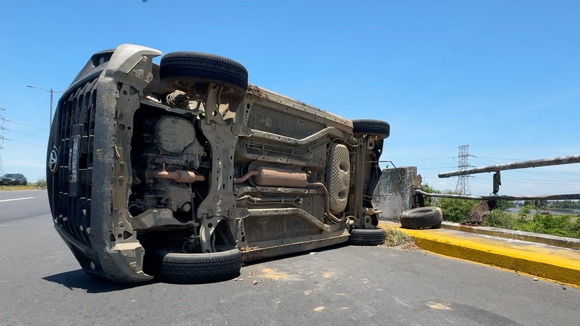 Vuelca Camioneta en Distribuidor Vial Cabeza Olmeca en Veracruz