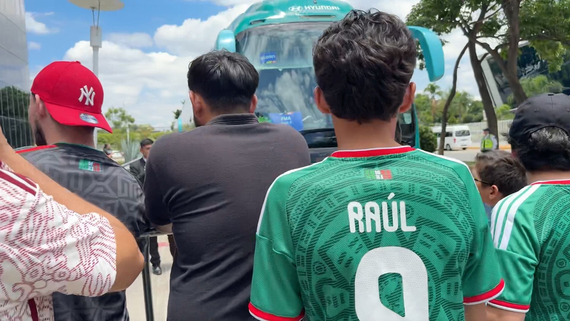 Aficionados Esperan al Equipo de Corea del Sur Previo a Partido Contra México en Guadalajara