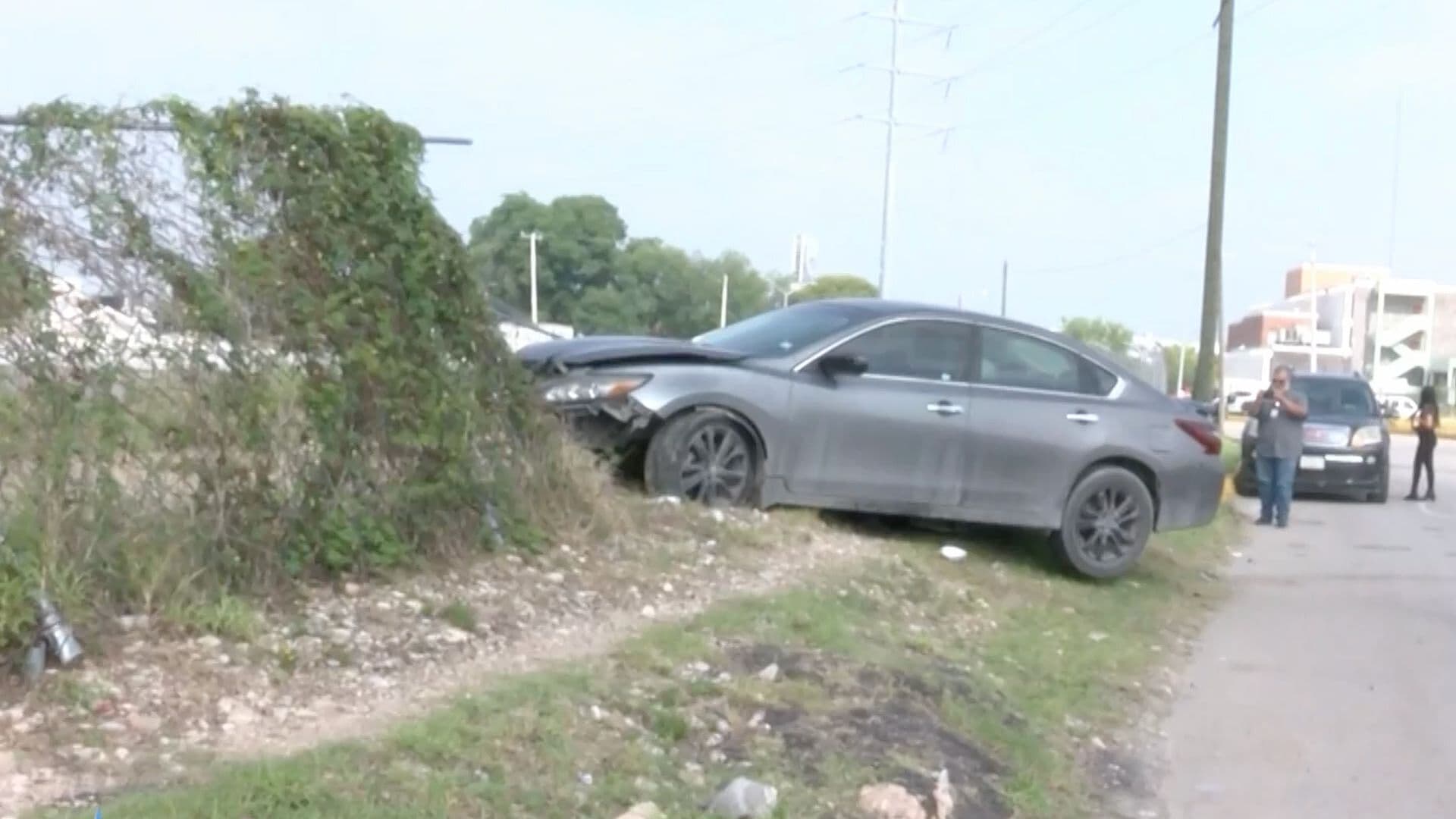Automovilista Choca Contra Camellón y Malla Ciclónica en Piedras Negras; Resulta Lesionado