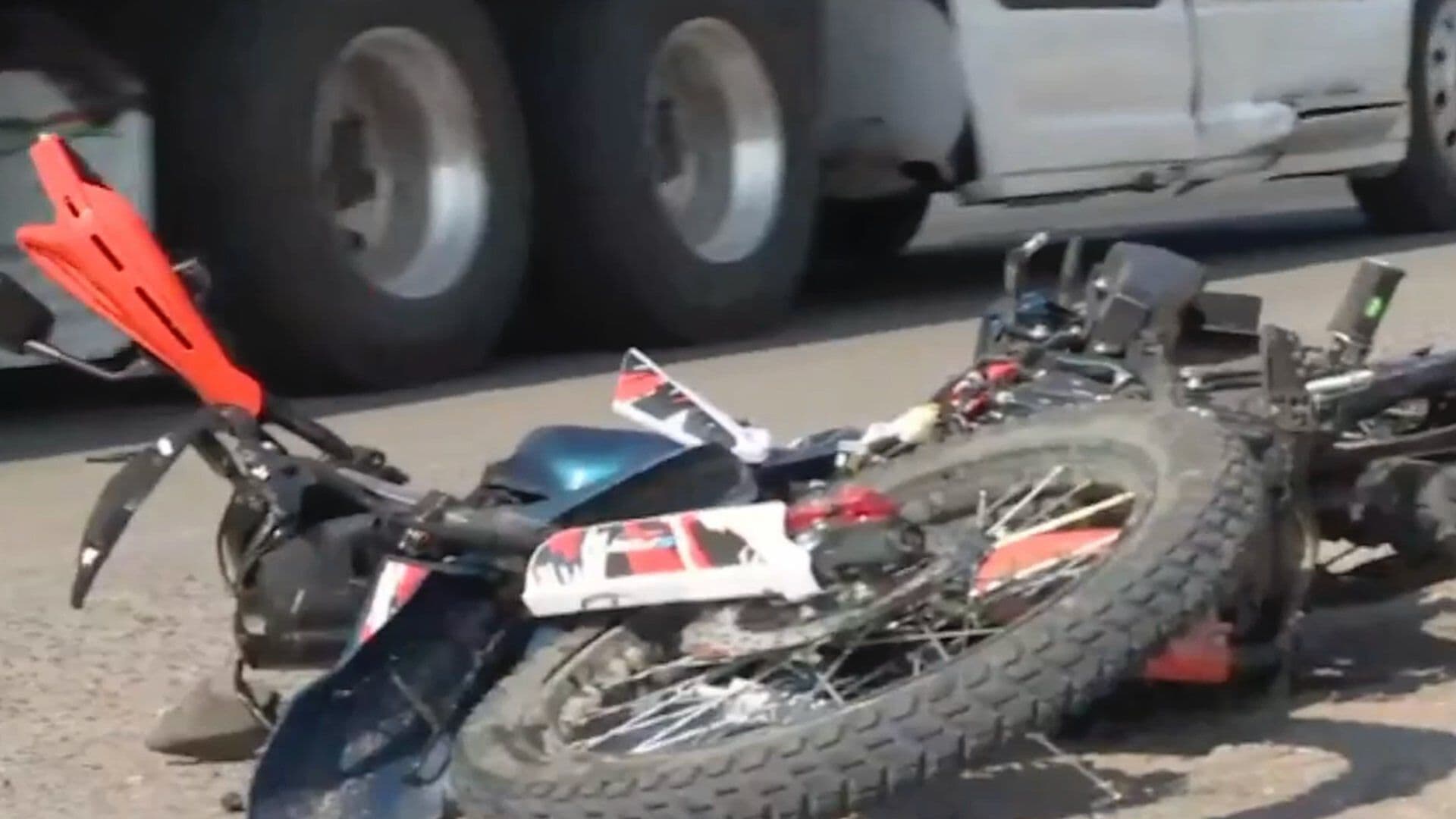 Mueren Dos Motociclistas Atropellados en la Carretera de León a Cuerámaro