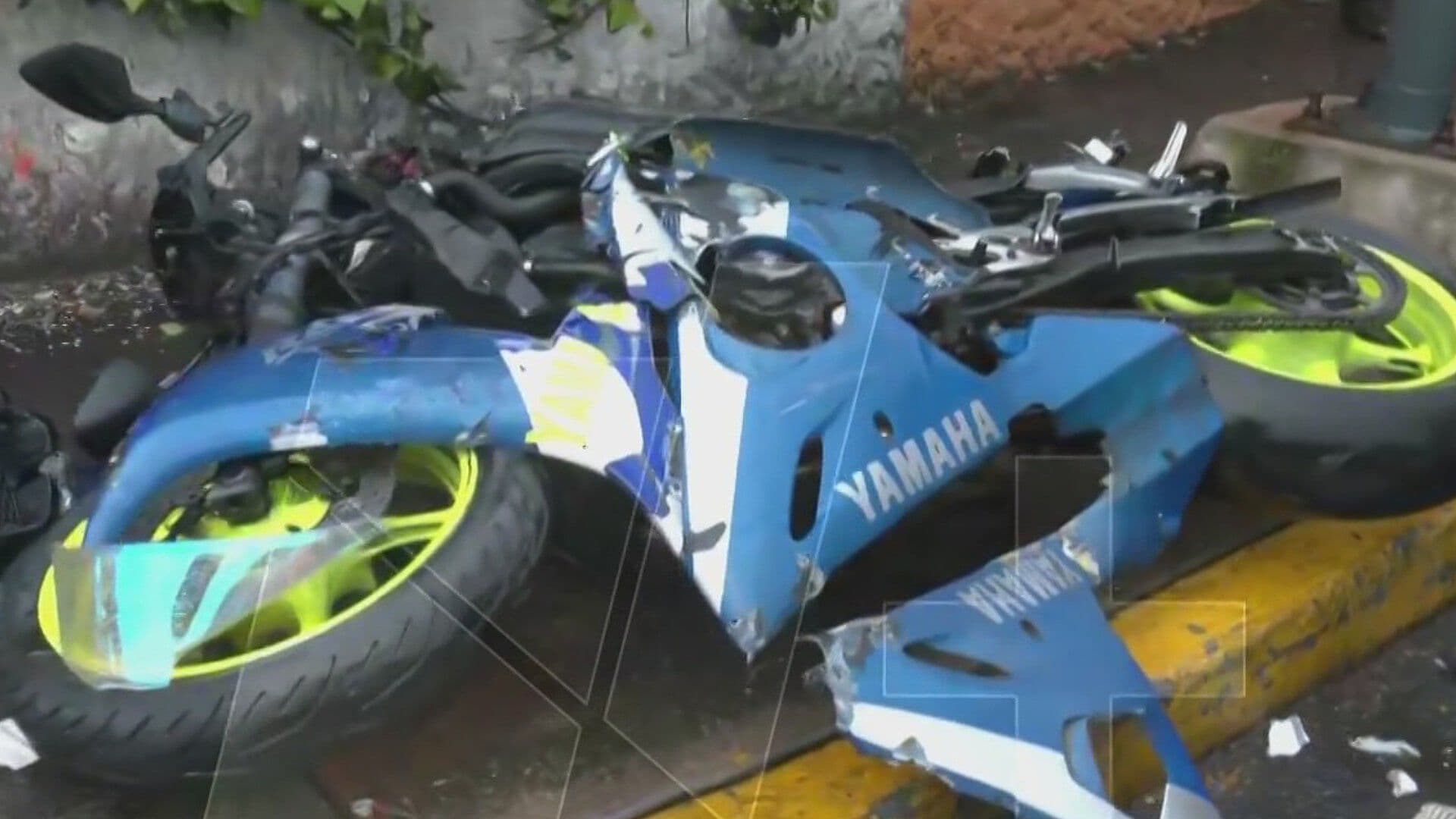 Motocicleta Termina Destrozada tras Choque con Camioneta en Magdalena Contreras