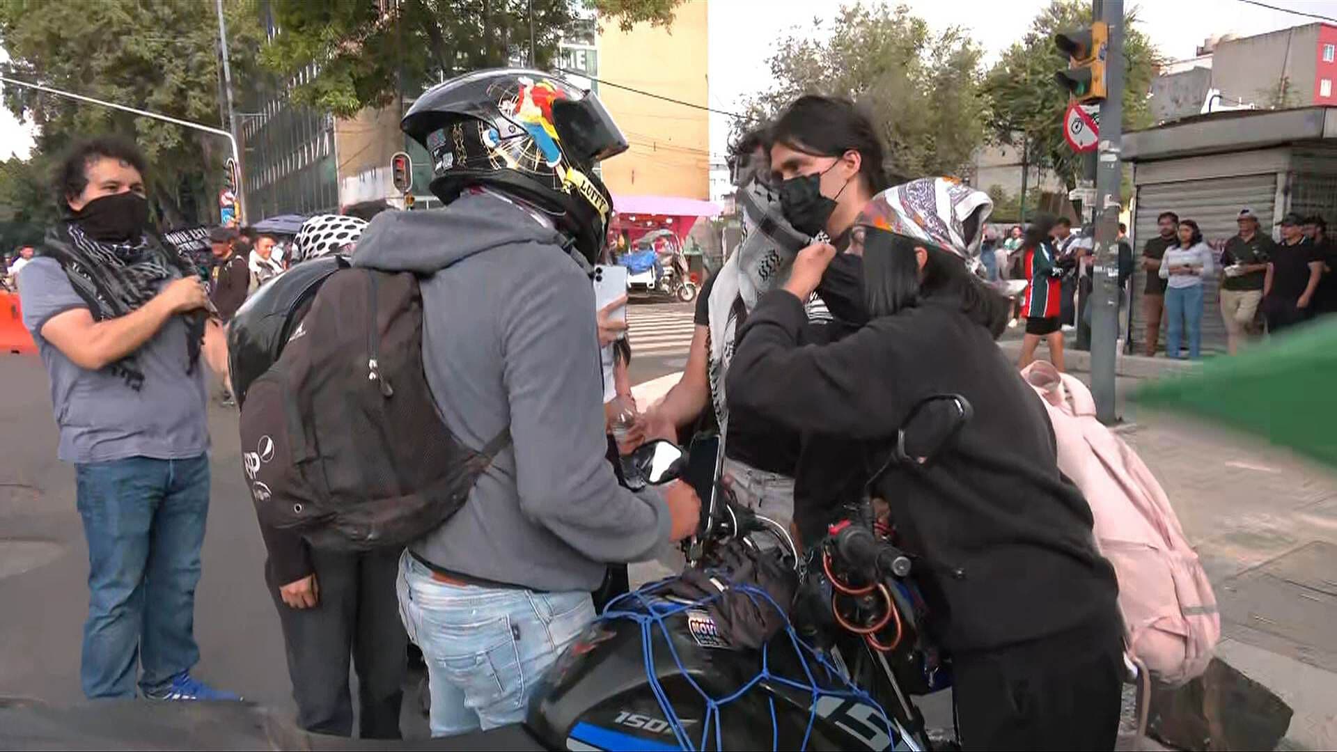 Manifestantes Bloquean Inmediaciones de Fiscalía CDMX, ¿Qué Exigen?