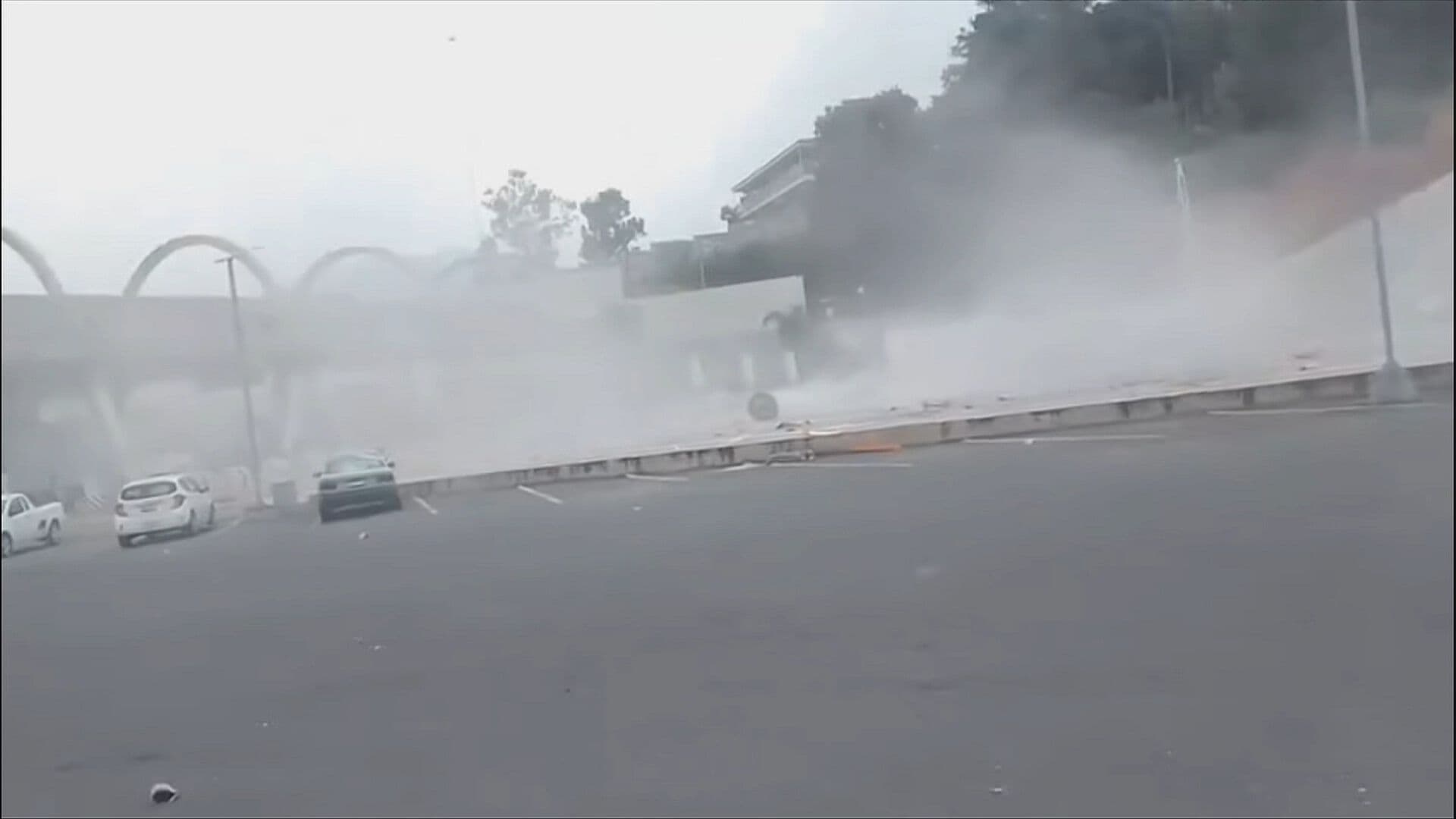 ¿Qué Pasó en la Autopista Naucalpan-Toluca? Camión sin Frenos Choca Contra la Caseta El Castillo