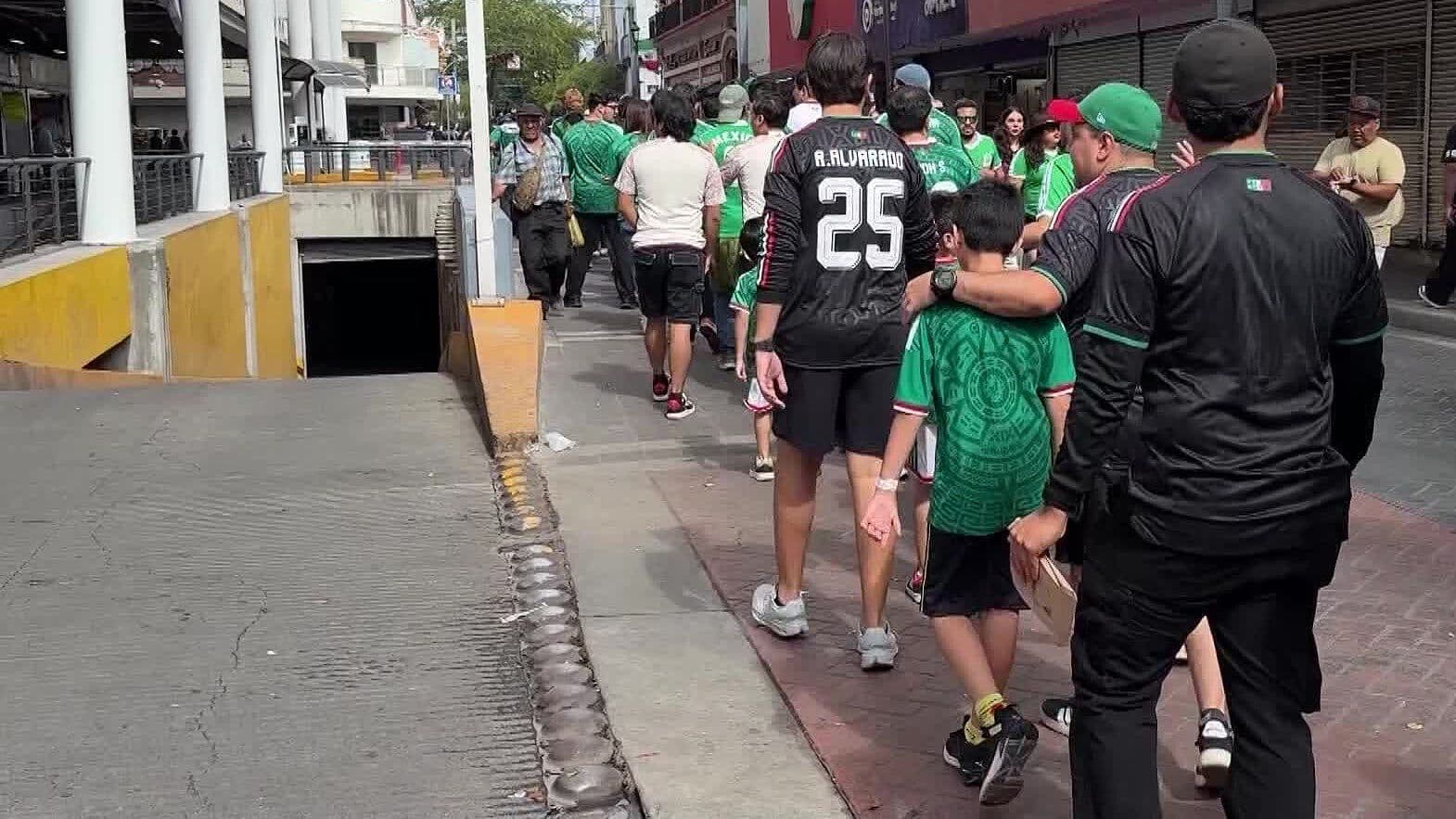 Aficionados Abarrotaron Lugares Públicos en Guadalajara para Gozar del Partido México vs Corea