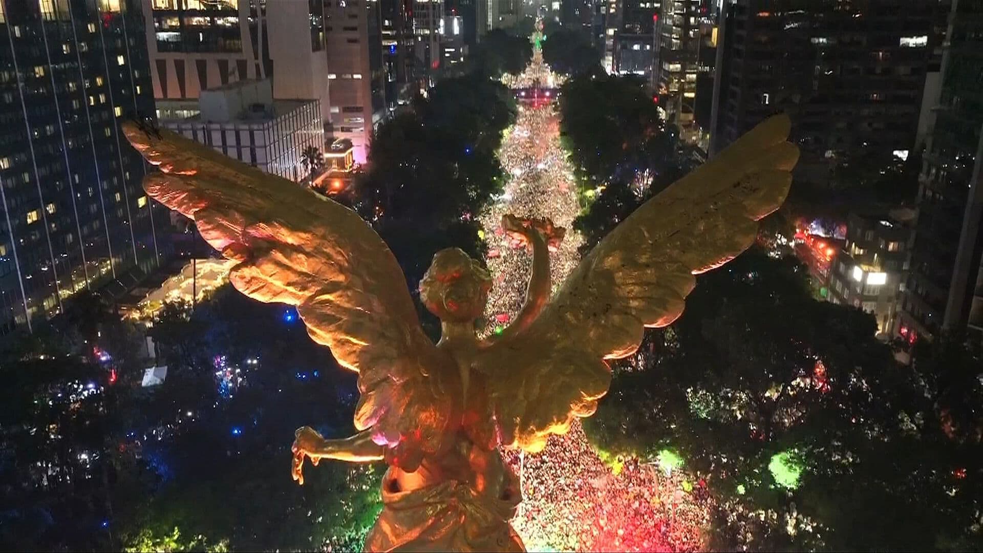 Siguen Llegando: Ríos de Personas se Suman al Festejo de México en el Ángel