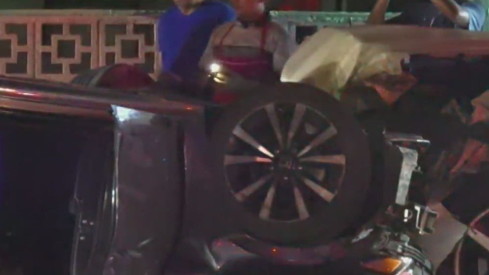 Choca y Vuelca; Hay Una Mujer Lesionada en Av. Benito Juárez en Escobedo