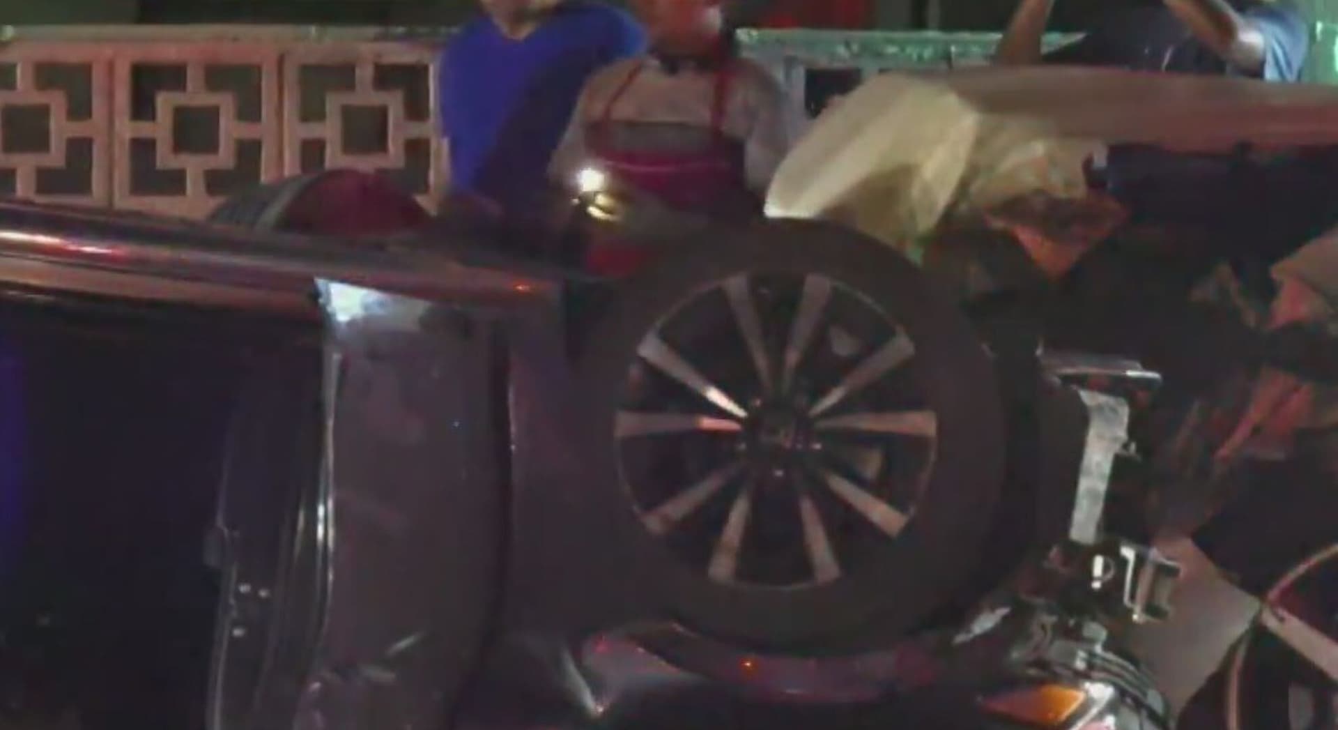 Choca y Vuelca; Hay Una Mujer Lesionada en Av. Benito Juárez en Escobedo