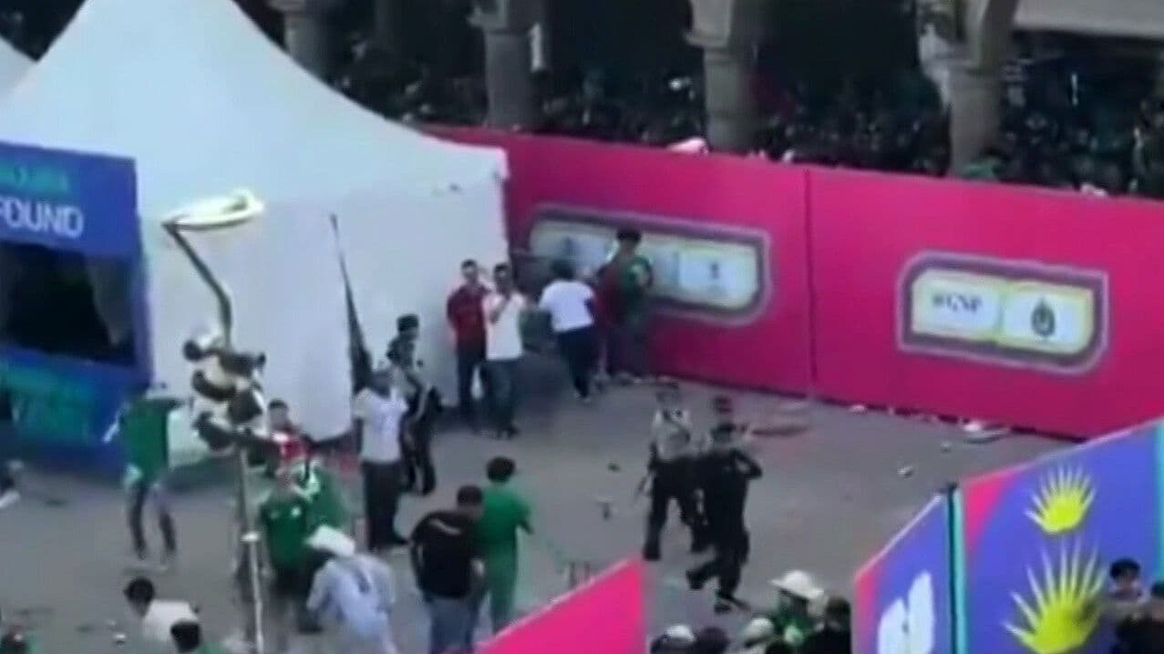 ‘Portazo’ en Jalisco en Mundial 2026: Aficionados Derribaron Vallas en Plaza Liberación