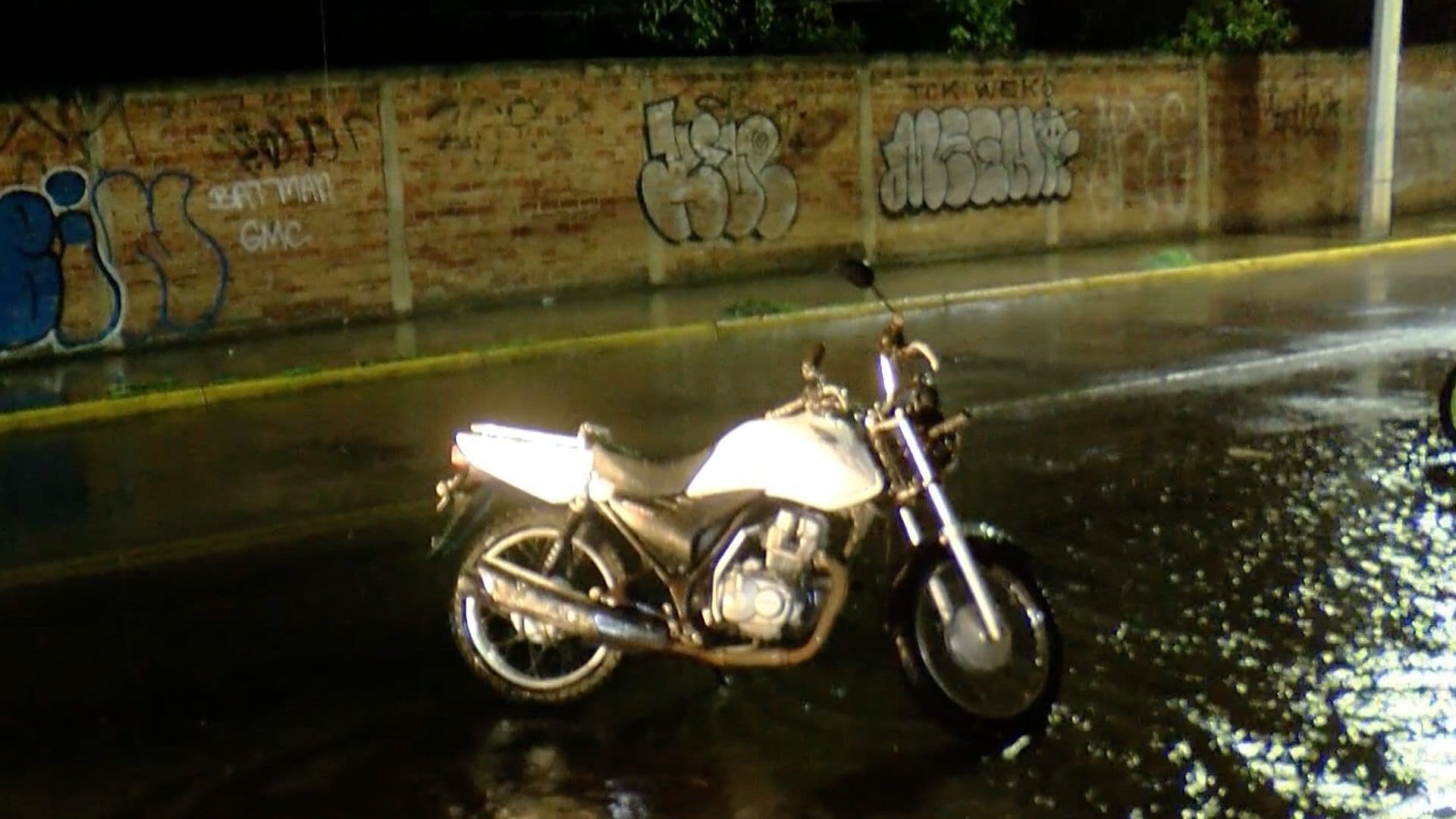 Joven Termina Herido Tras Caer de su Moto en Guadalajara; Conducía Ebrio