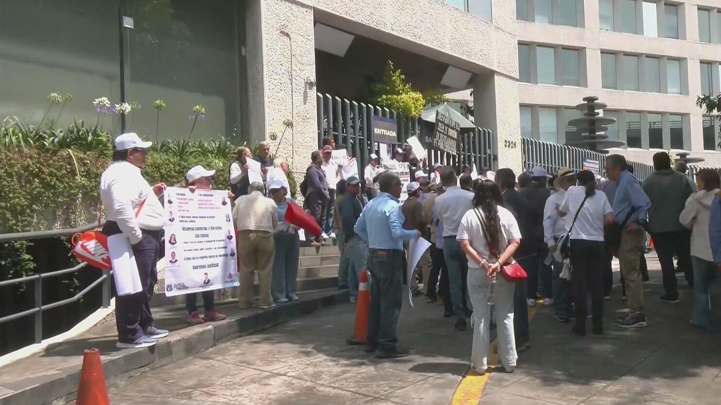 Jubilados Protestan Frente al Poder Judicial; Exigen Solución a Pensiones