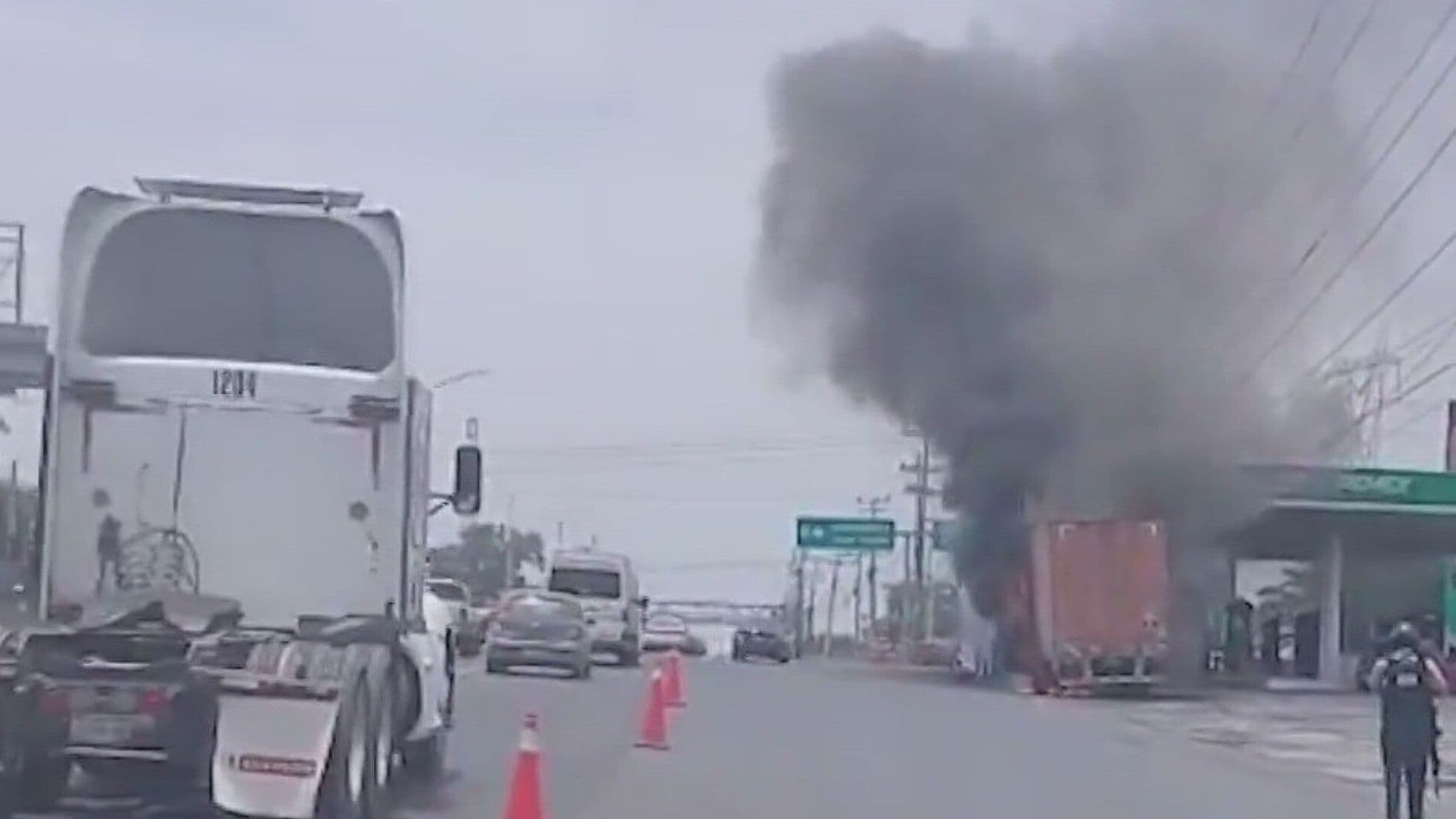 Movilización por Incendio de Tractocamión Frente a Gasolinera en Apodaca