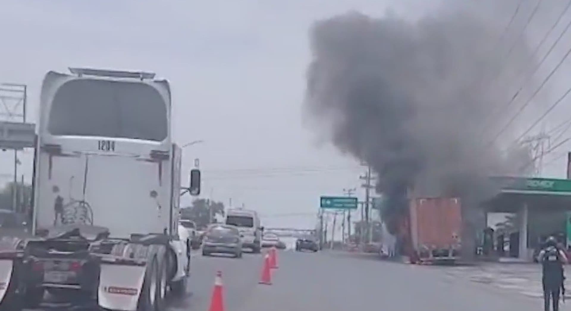 Movilización por Incendio de Tractocamión Frente a Gasolinera en Apodaca