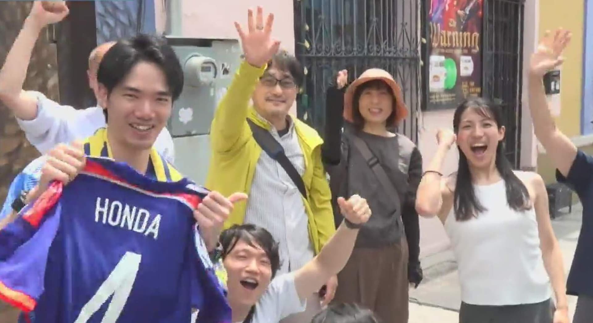 Afirman Aficionados Japoneses Fiesta Futbolera en Barrio Antiguo, Monterrey, NL