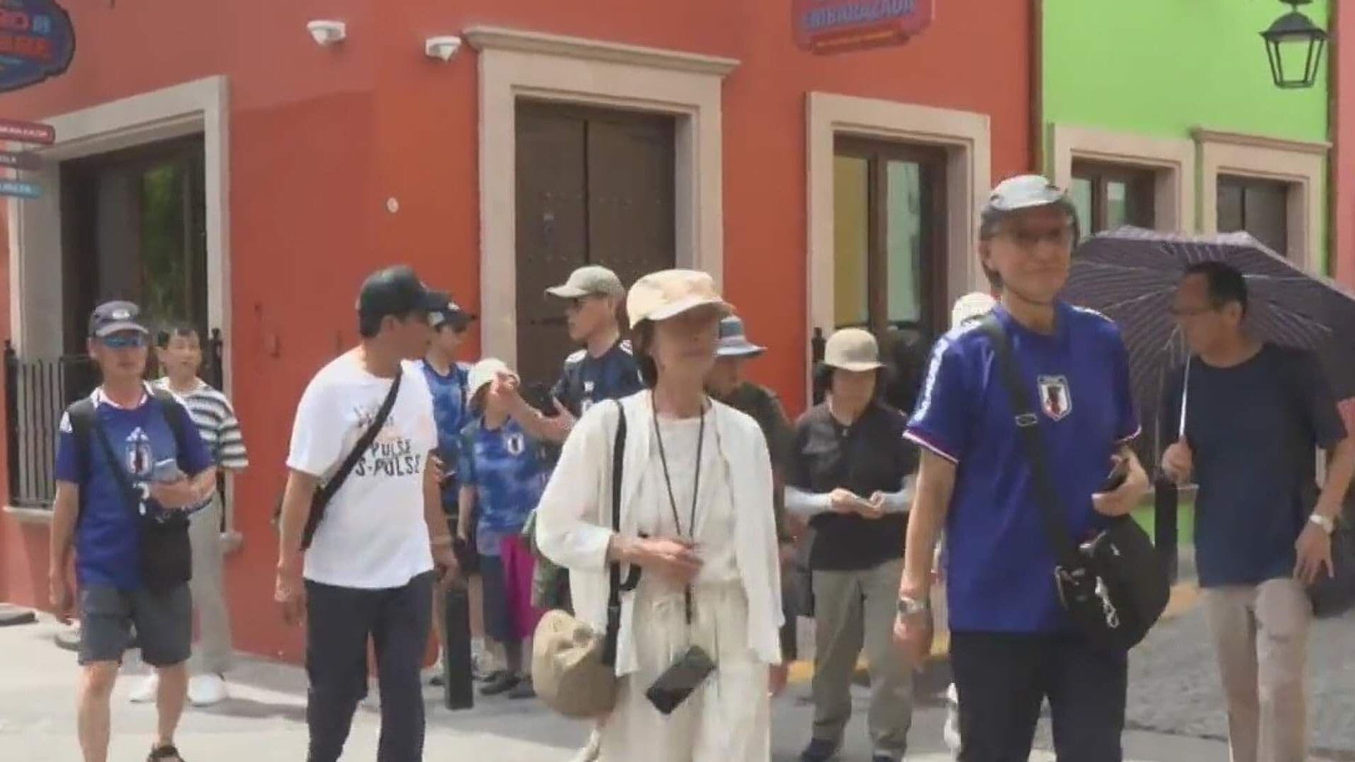 Aficionados Japoneses Disfrutan de Barrio Antiguo en Monterrey