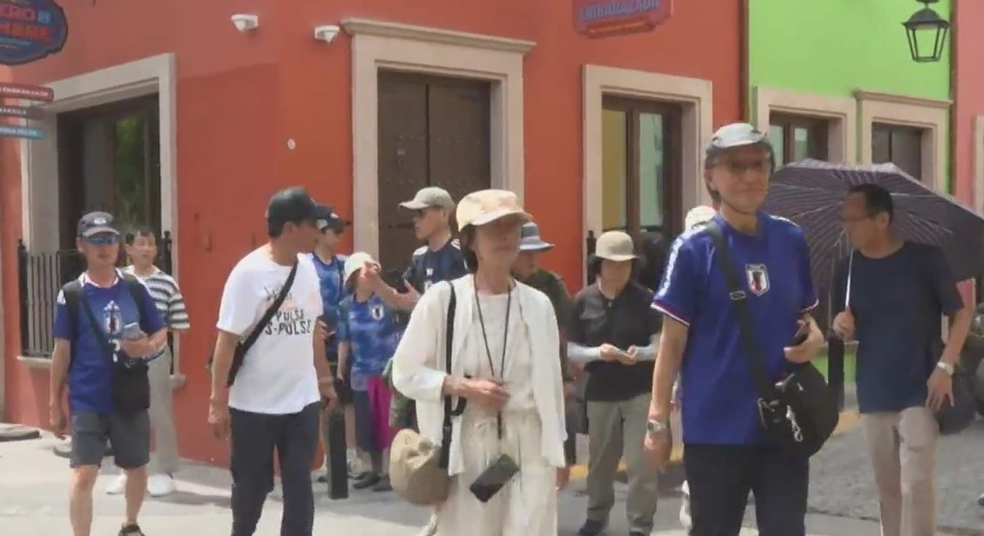 Aficionados Japoneses Disfrutan de Barrio Antiguo en Monterrey