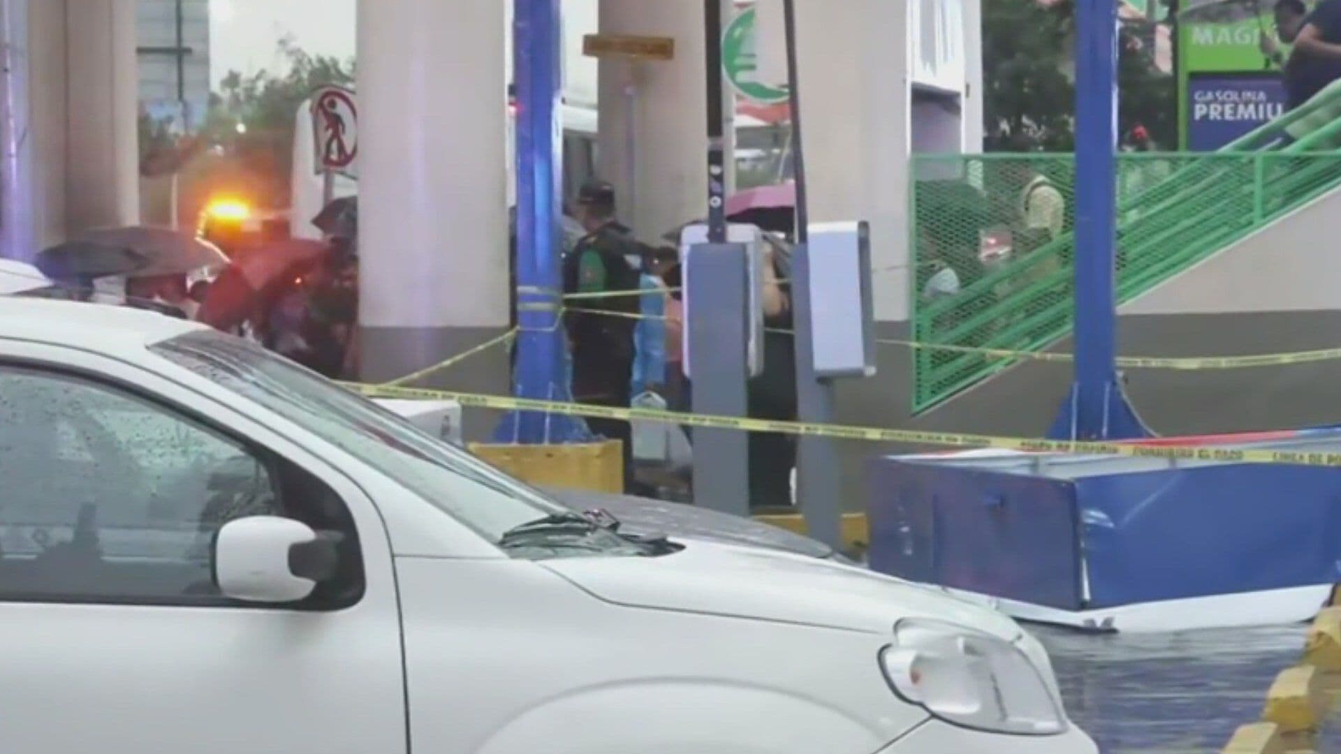 Mujer Muere tras Colapso de Enorme Anuncio Publicitario en Nuevo León