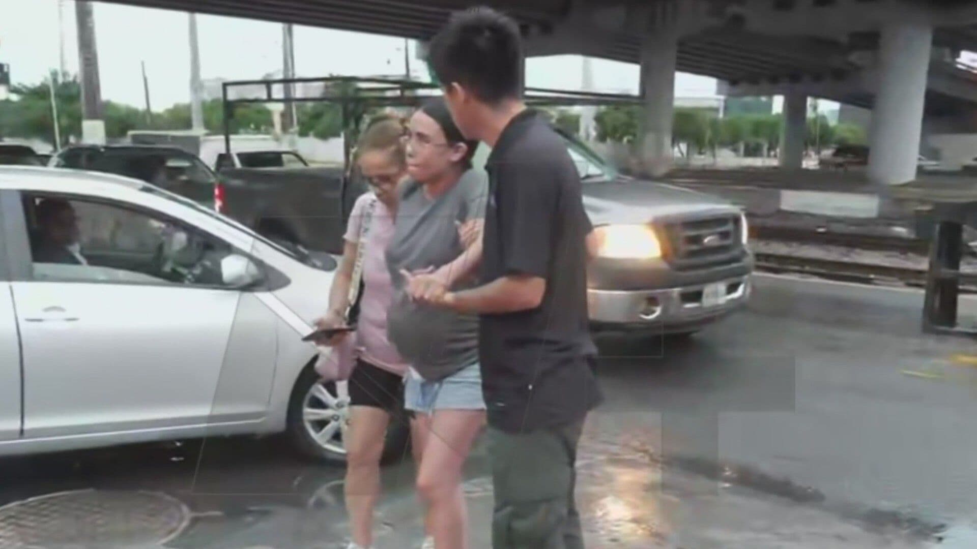 Inundaciones Dificultan Traslado de Mujer Embarazada a Hospital en San Nicolás, Nuevo León