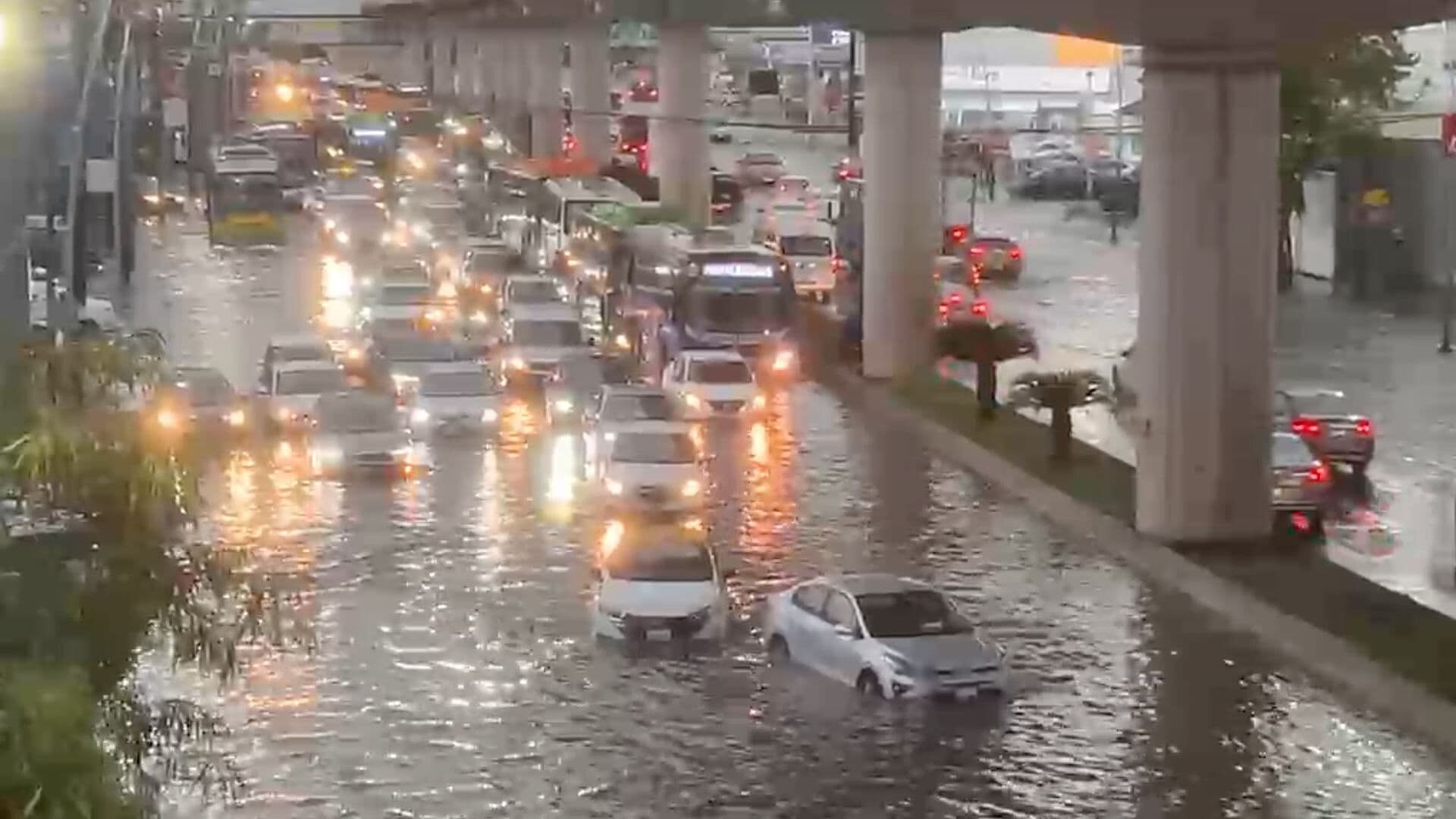 Automovilistas Quedan Atrapados por Inundación en Avenida Universidad en San Nicolás, Nuevo León