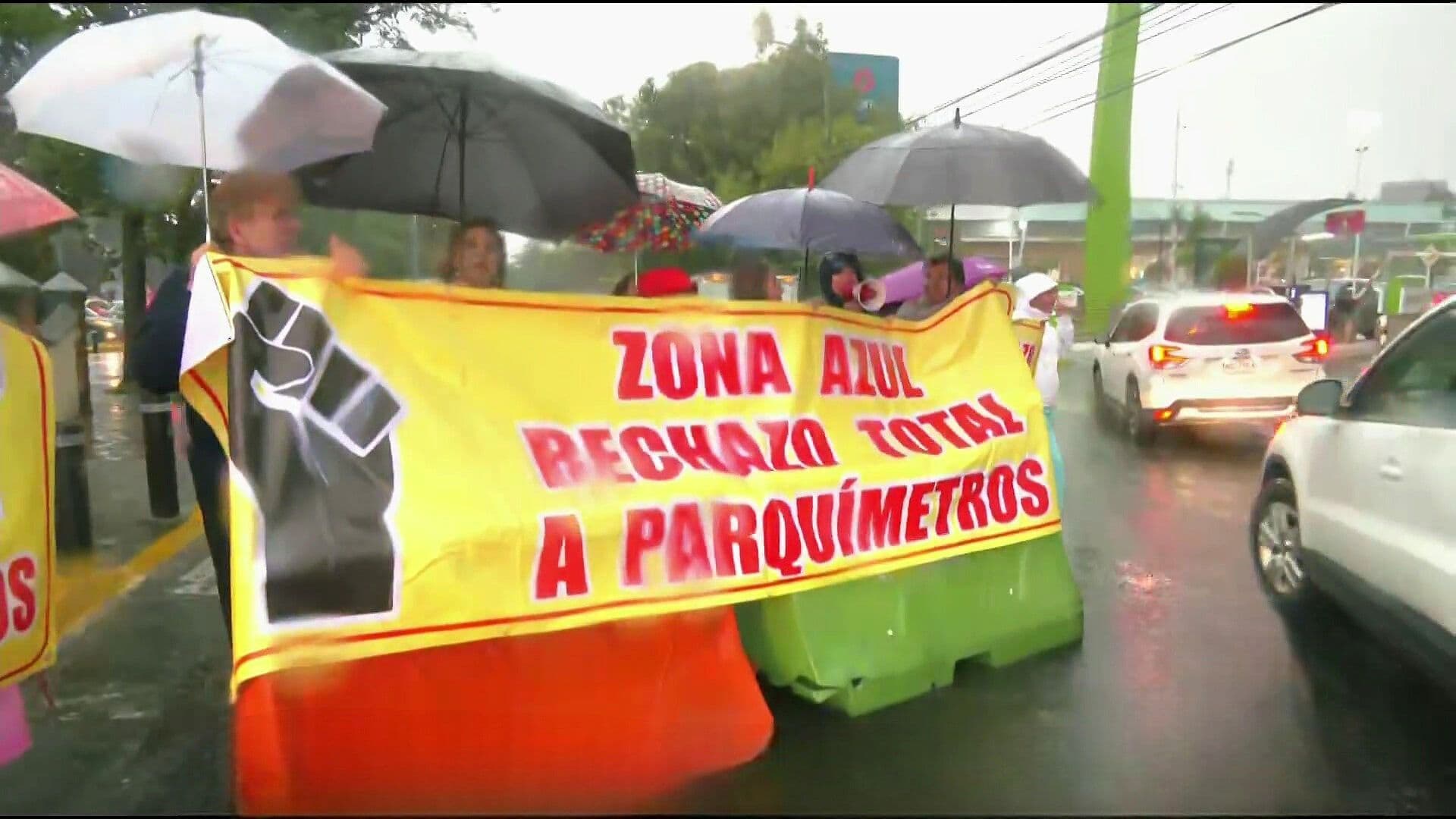 Pese a Fuertes Lluvias, Vecinos de Satélite Mantienen Protesta Contra Parquímetros en Naucalpan