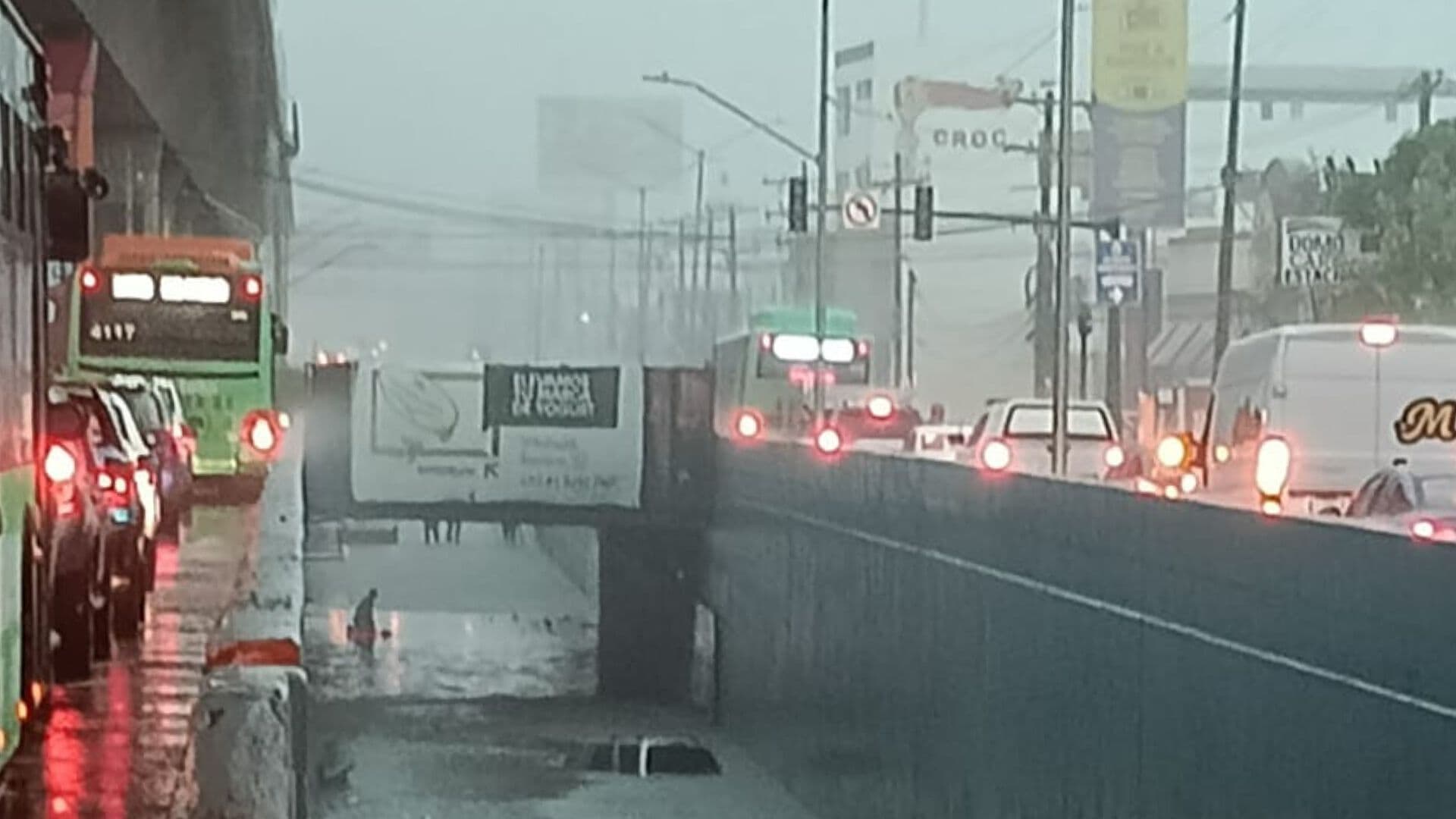 Vehículo Queda Varado en Paso Deprimido por Intensas Lluvias en Av. Juárez en Guadalupe, NL