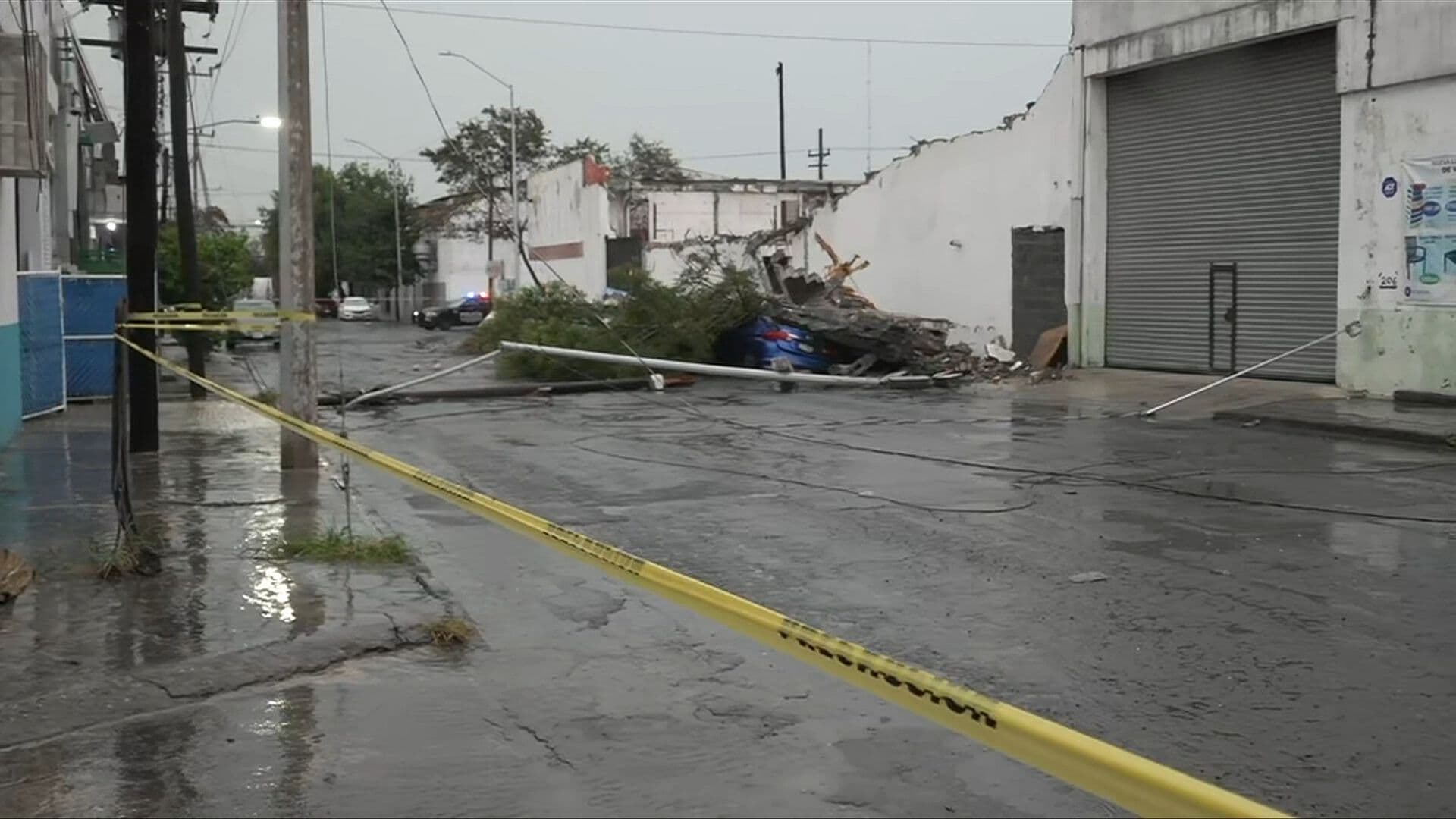 Colapsa Barda, Derriba un Árbol y Aplasta Cuatro Autos en Monterrey, Nuevo León
