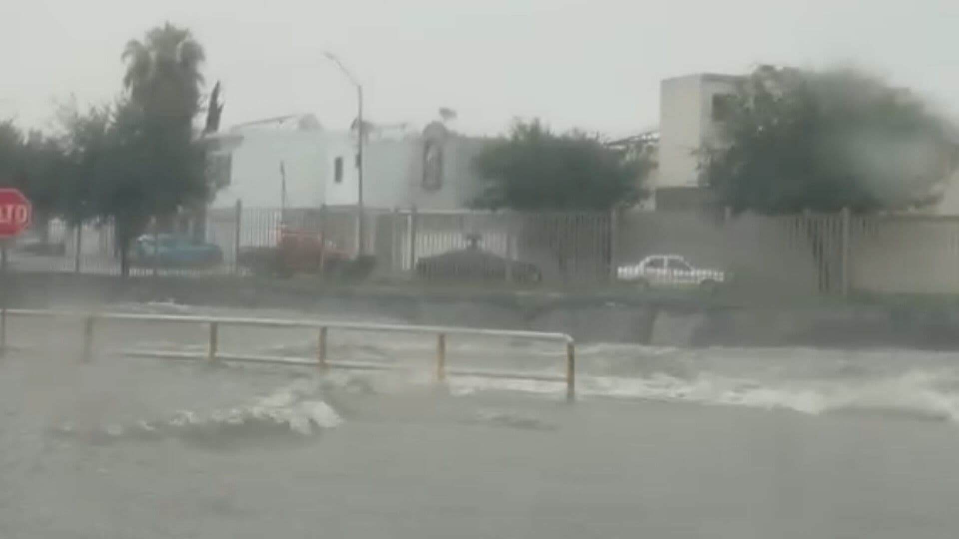 Incrementa Nivel de Agua del Arroyo Talaverna por Lluvias en Guadalupe, Nuevo León
