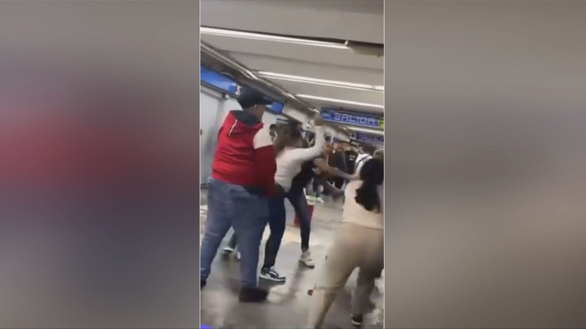 A Patadas y Palazos: Mujeres Comerciantes Agreden a Mujer en Metro Cuatro Caminos; ¿Qué Pasó?