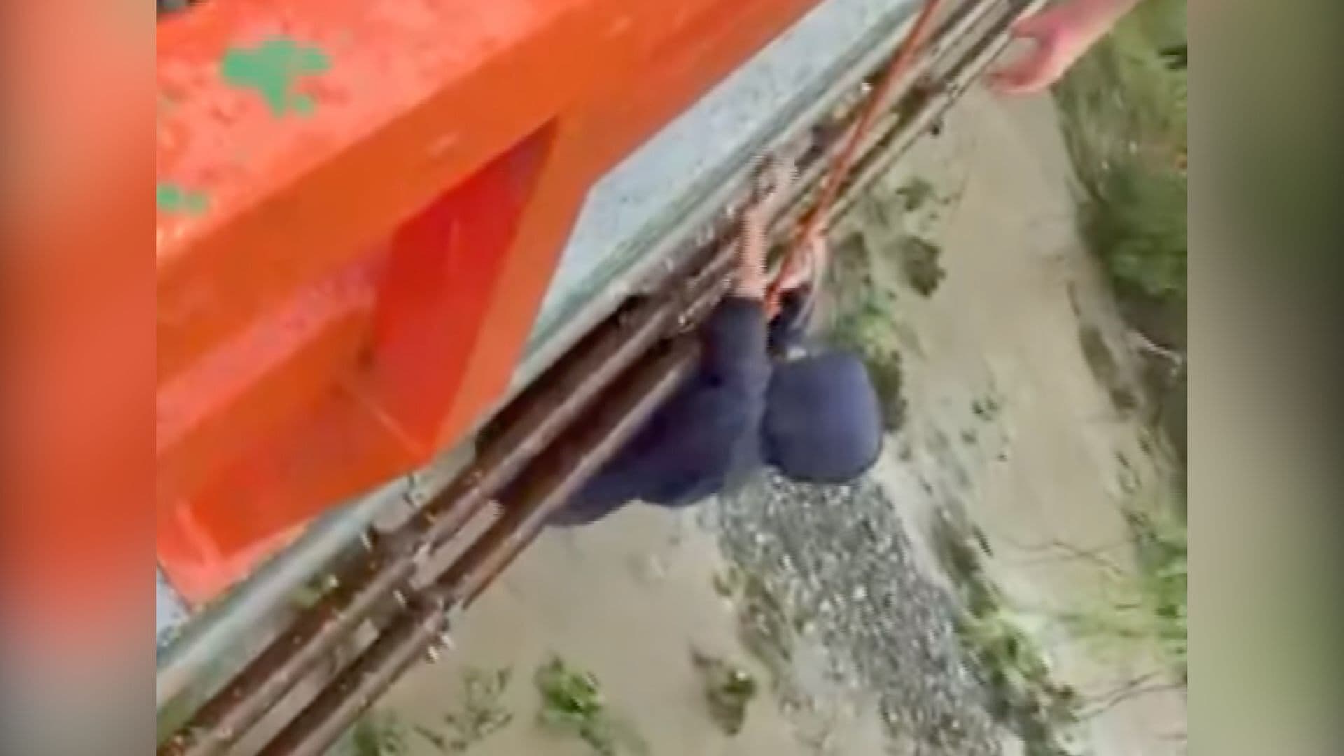 Rescatan a Hombre Atrapado en Corriente de Agua en Río la Silla en Guadalupe, NL