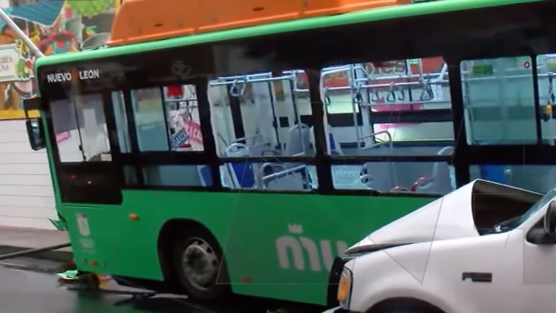 Moviliza Choque de Ruta con Auto en Centro de Monterrey; Hay 3 Heridos