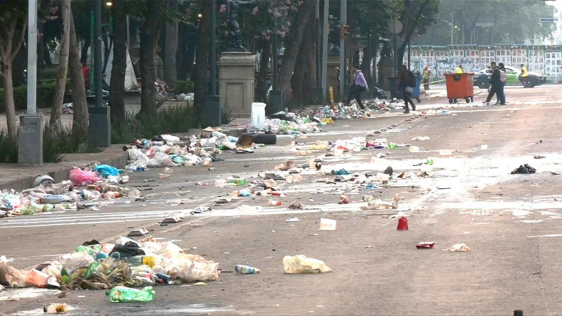 "Somos Muy Sucios": Tiran 40 Toneladas de Basura en Festejos del Tri en CDMX