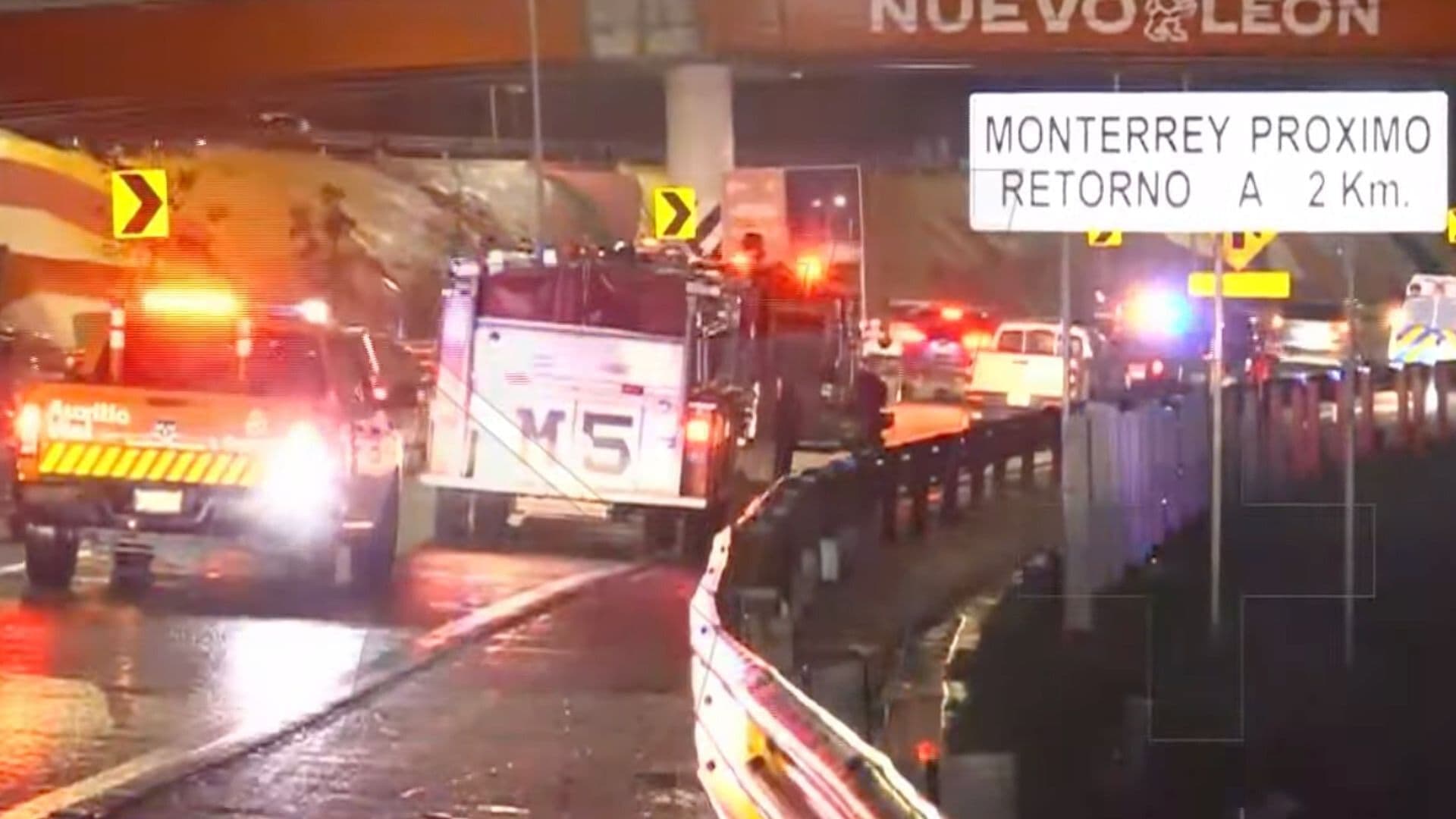 Corriente Arrastra Auto; Buscan a Mujer en Guadalupe, Nuevo León