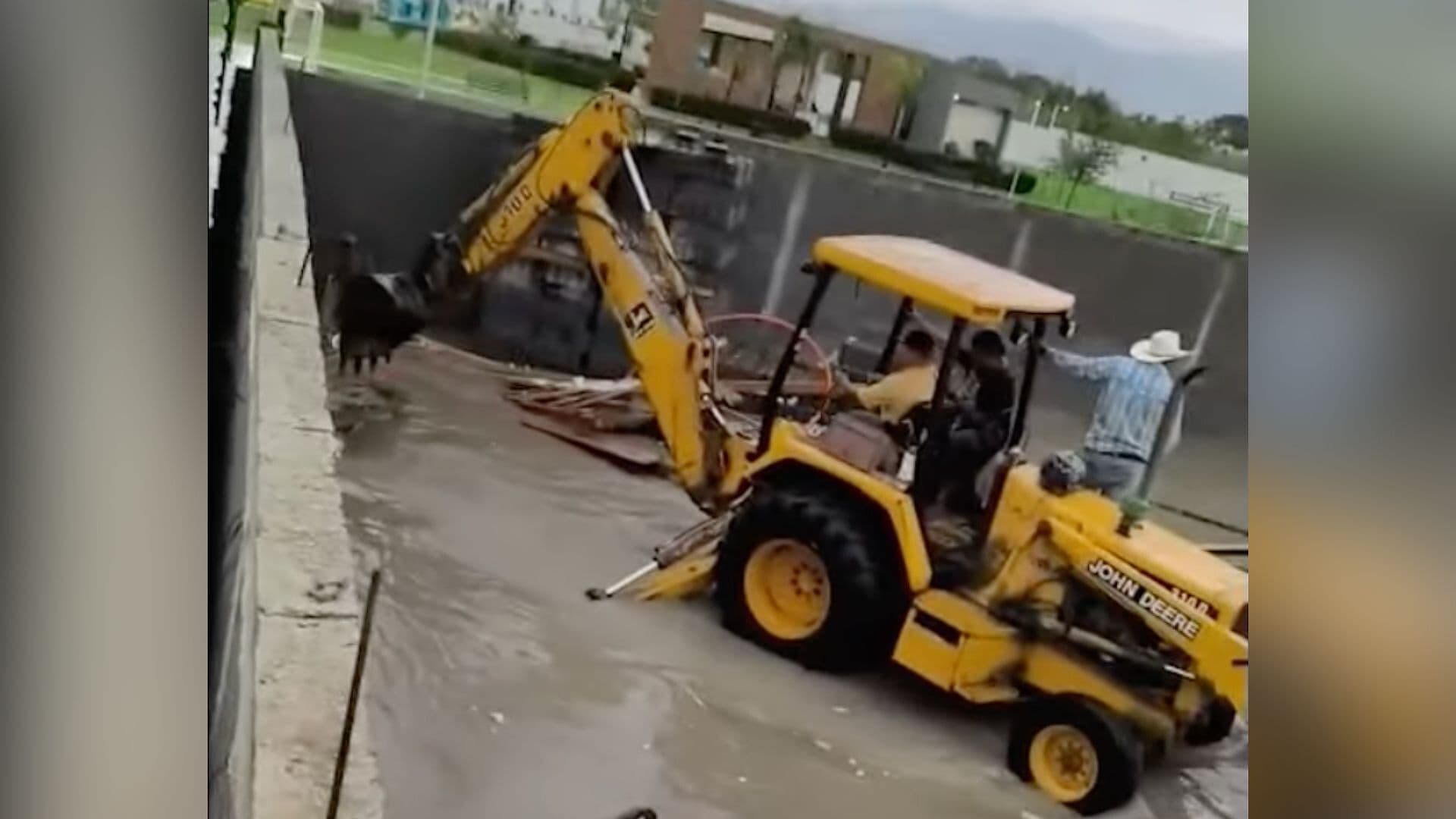 Hacen Boquete en Barda por Riesgo de Inundacion en Colonia Siena en Pesquería, NL