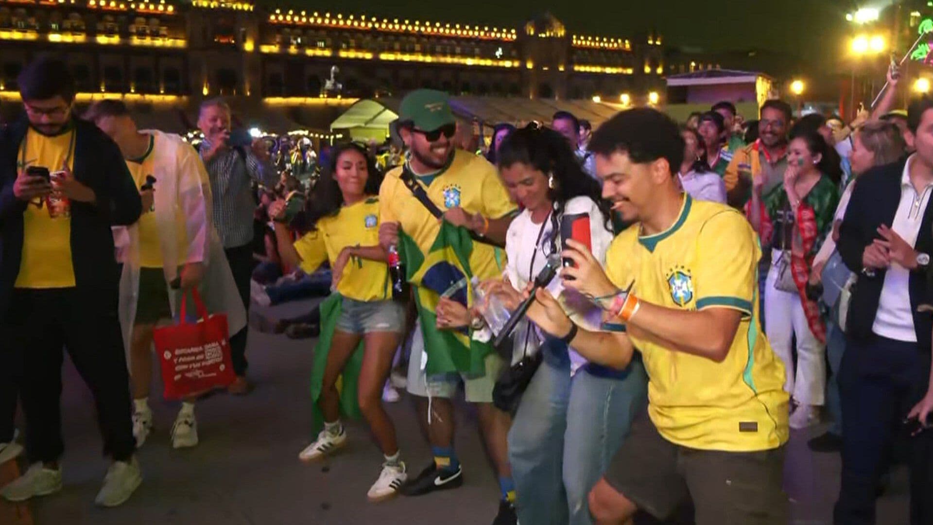 De las Porras a la Samba: Así Celebran Triunfo de Brasil en Fan Fest del Zócalo CDMX