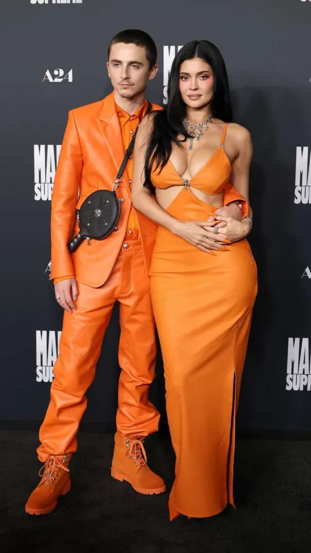 Timothee Kylie atuendo naranja