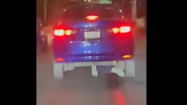 Hombre queda atrapado debajo del auto.