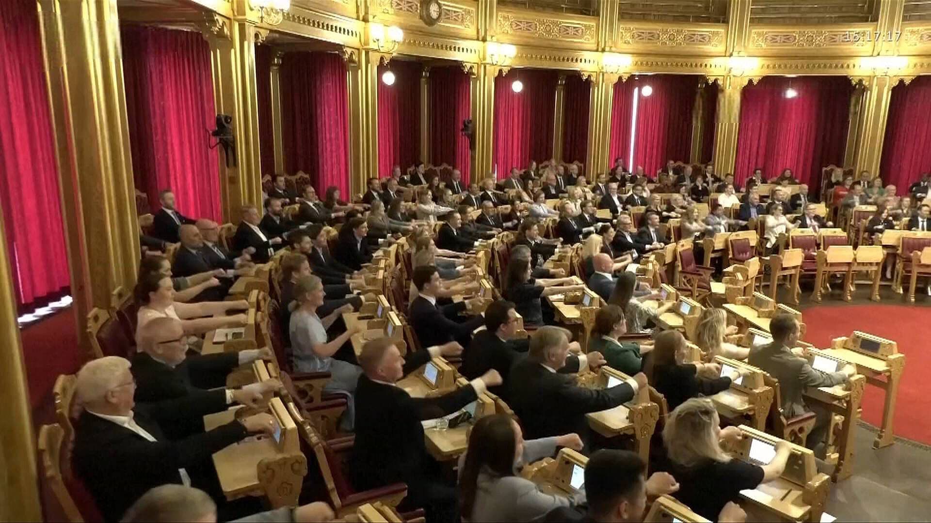 VIDEO: Legisladores de Noruega Sorprenden con Coreografía del "Remo Vikingo”