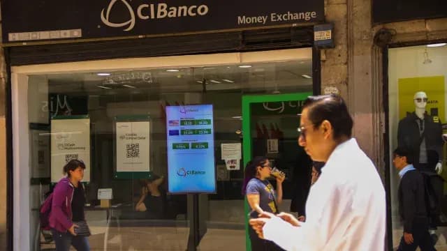 Personas fuera de un banco.