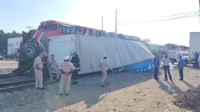 Camión se impacta contra tren. Foto: N+