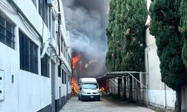 Incendio en bodegas de Tláhuac
