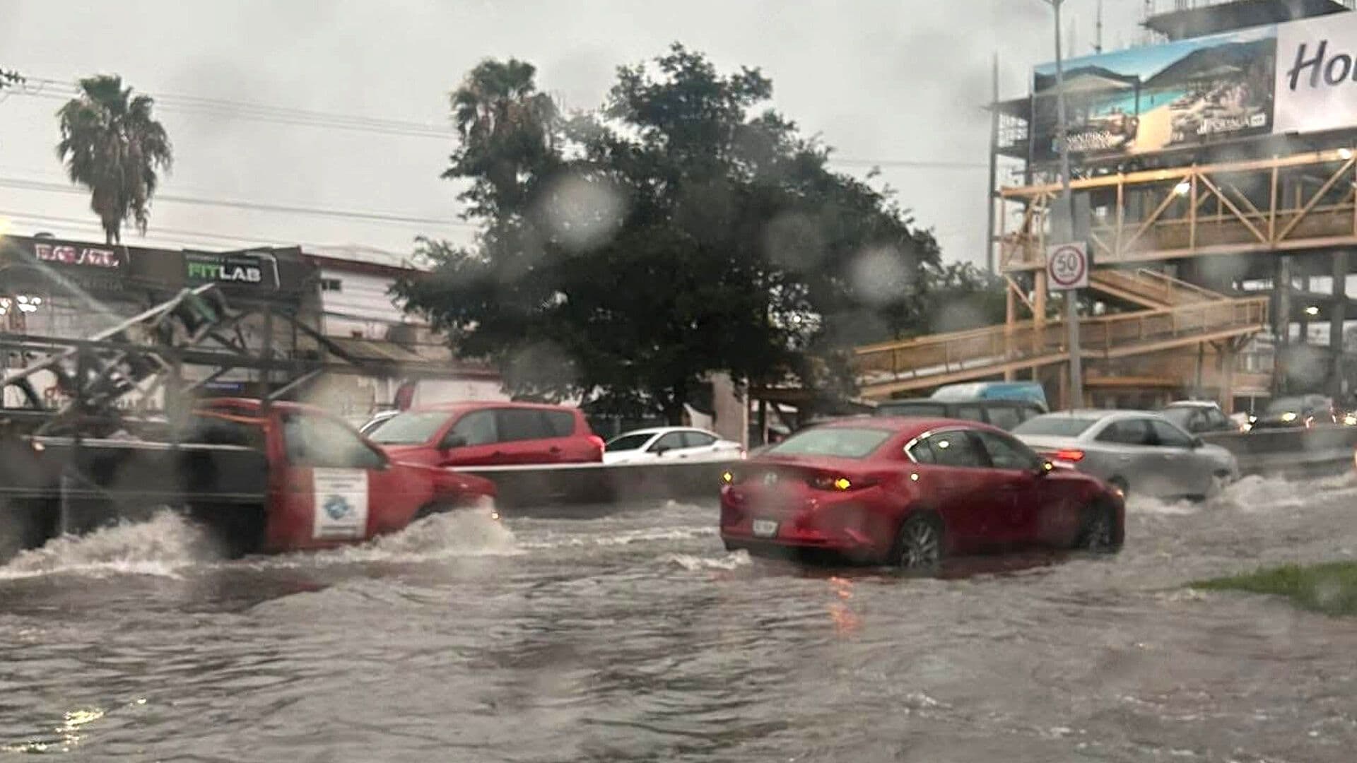 Lluvias en la Zona Metropolitana de Monterrey: Mujer Muere al Caerle Anuncio Panorámico
