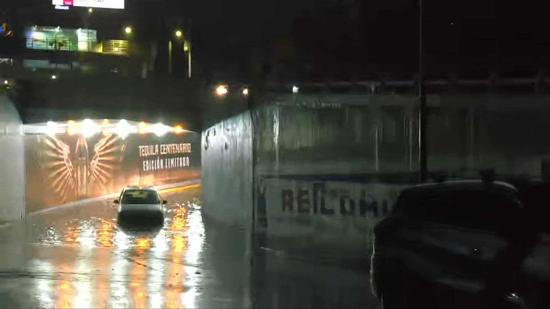Lluvias en CDMX: Inundación en Bajo Puente de Tacubaya Deja Camioneta Atrapada
