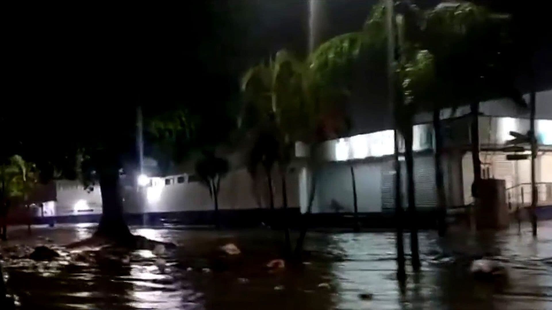 Intensas Lluvias Inundan Avenidas y Dejan Vehículos Varados en Acapulco, Guerrero